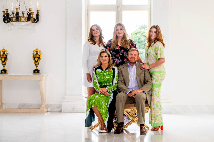 Het Koninklijk gezin poseert in Paleis Noordeinde tijdens een van de jaarlijkse fotosessies