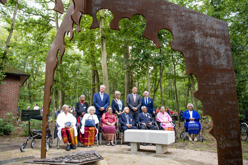 Koning Willem-Alexander is aanwezig bij de ceremoniële overdracht van monument Vossenbosch aan de Molukse gemeenschap in Wierden.