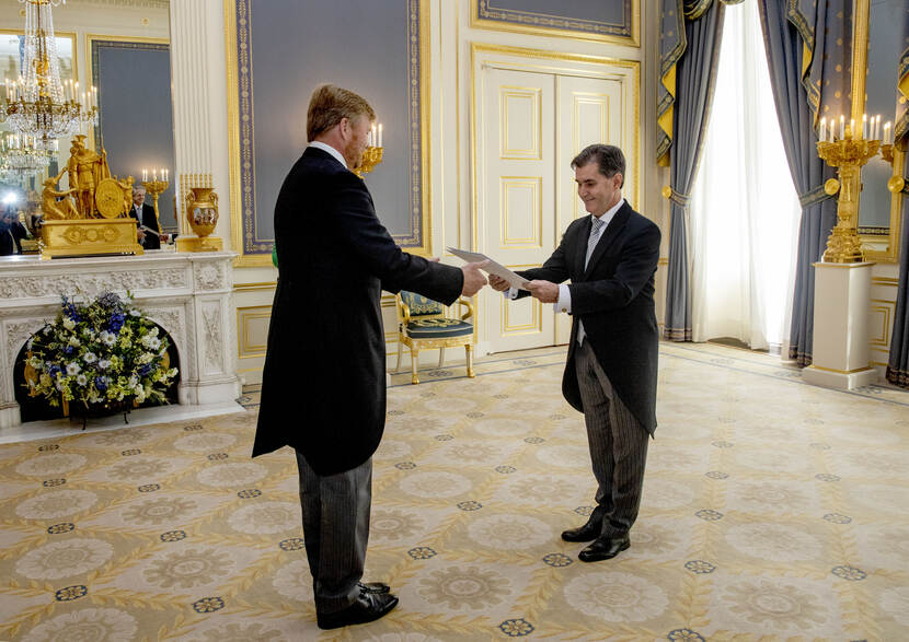 Koning Willem-Alexander ontvangt op Paleis Noordeinde de geloofsbrieven van de ambassadeur van de Republiek ten Oosten van de Uruguay, Z.E. dr. Álvaro Enrique González Otero.