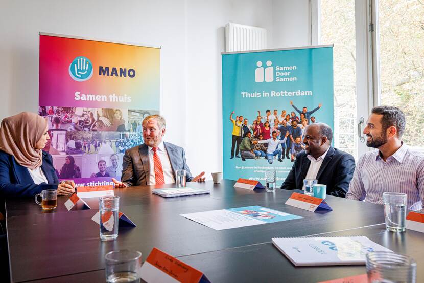 Koning Willem-Alexander brengt een werkbezoek aan SamenDoorSamen van Stichting Mano