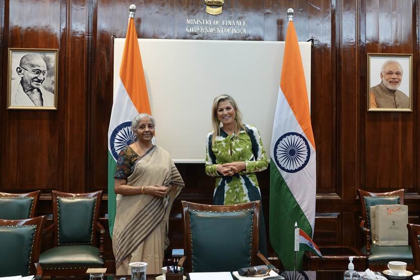 Koningin Máxima spreekt met de Indiase minister van Financiën Nirmala Sitharaman