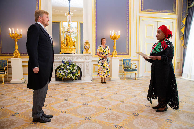 De ambassadeur van de Republiek Kenia, H.E. Margaret Wambui Ngugi Shava, overhandigt haar geloofsbrieven aan de Koning.
