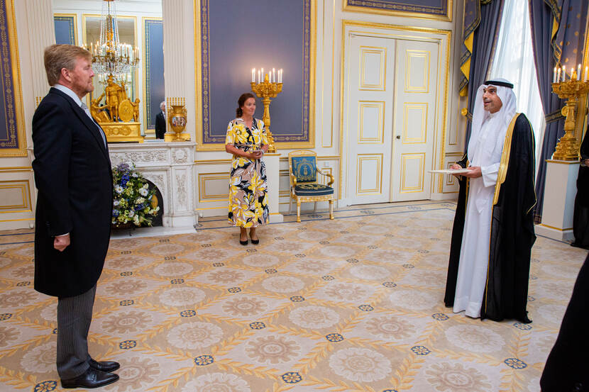 De ambassadeur van de Staat Koeweit, Z.E. Ali Ahmad Ebraheem S. Aldafiri, overhandigt zijn geloofsbrieven aan de Koning.