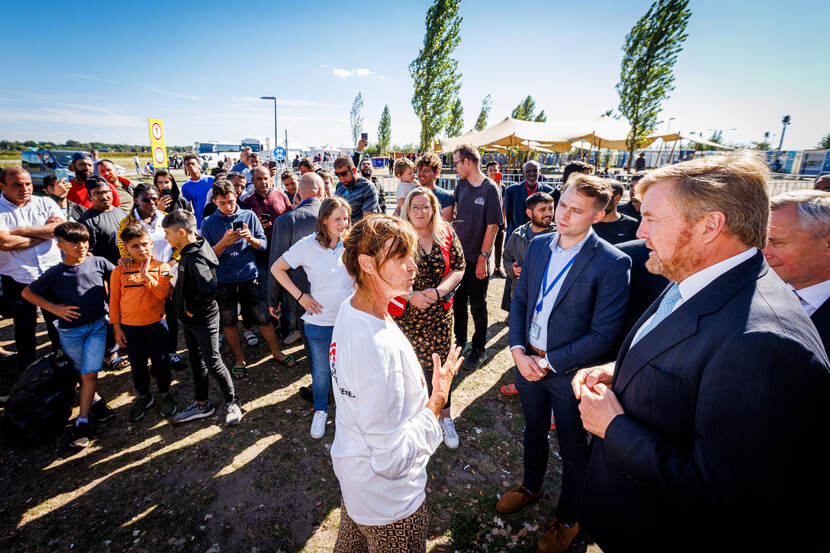 Koning Willem-Alexander bezoekt het aanmeldcentrum voor asielzoekers in Ter Apel