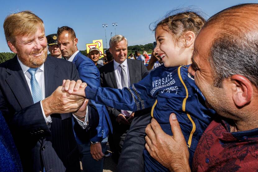 Koning Willem-Alexander bezoekt aanmeldcentrum voor asielzoekers in Ter Apel