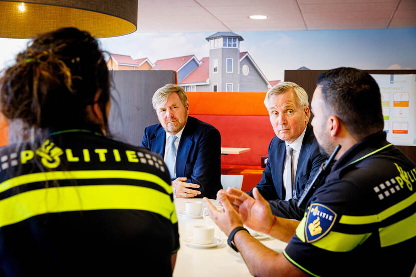 Koning Willem-Alexander bezoekt het aanmeldcentrum voor asielzoekers in Ter Apel