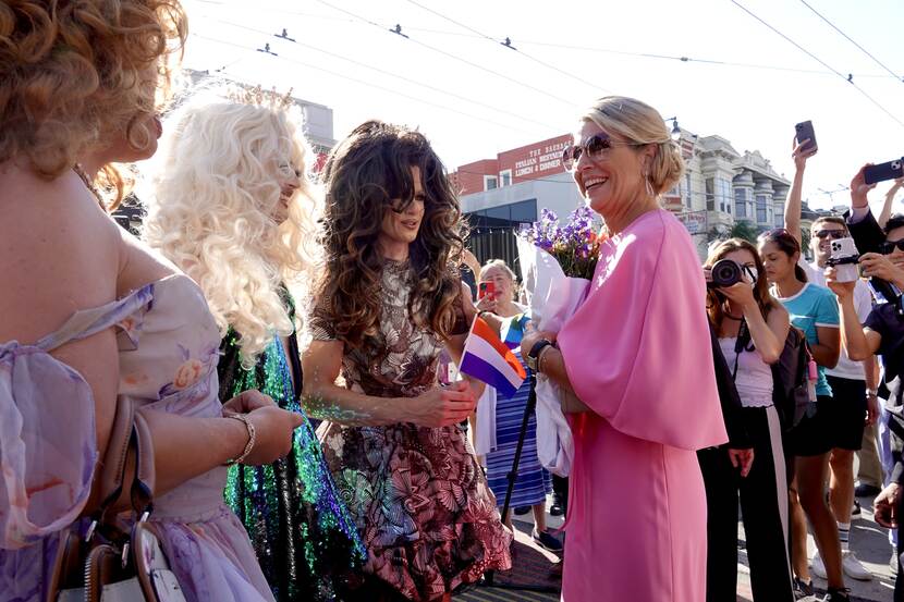 Koningin Máxima spreekt in de buurt 'The Castro' met mensen die zich inzetten voor gelijke rechten voor LHBTI+-ers