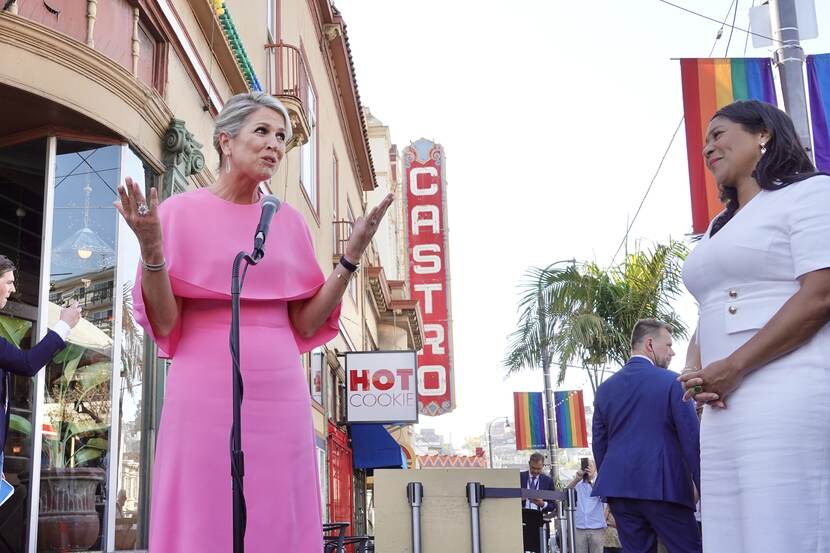 Koningin Máxima spreekt in de buurt The Castro met mensen die zich inzetten voor gelijke rechten voor LHBTI+-ers