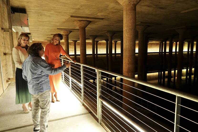 Koningin Máxima bezoekt de Cistern, een voormalig ondergronds waterreservoir in Buffalo Bayou Park