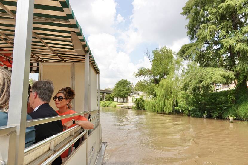 Koningin Máxima maakt een boottocht op de Buffalo Bayou