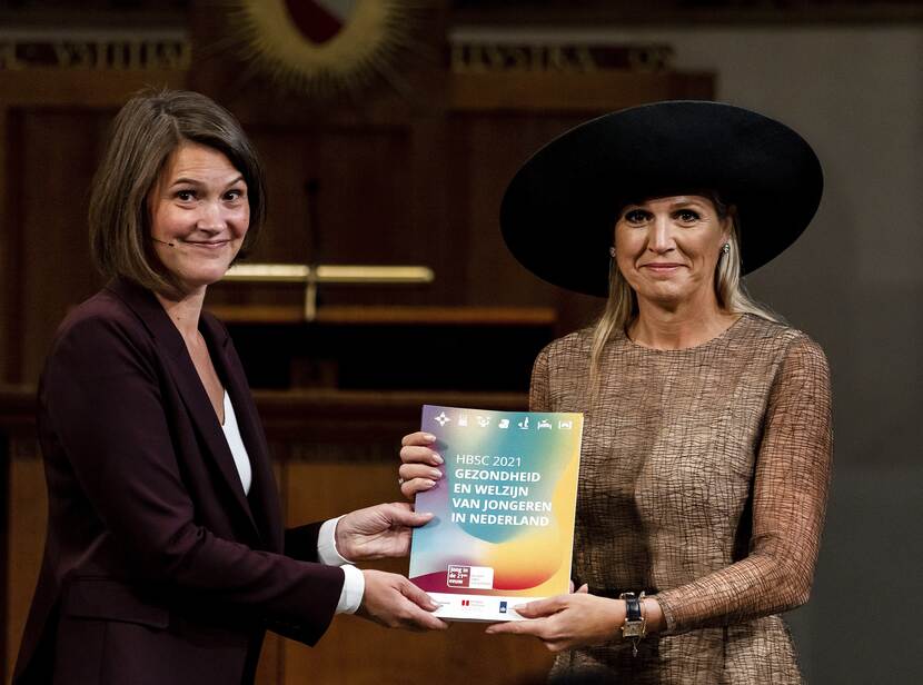 Koningin Máxima neemt het eerste exemplaar van het HBSC-onderzoeksrapport in ontvangst