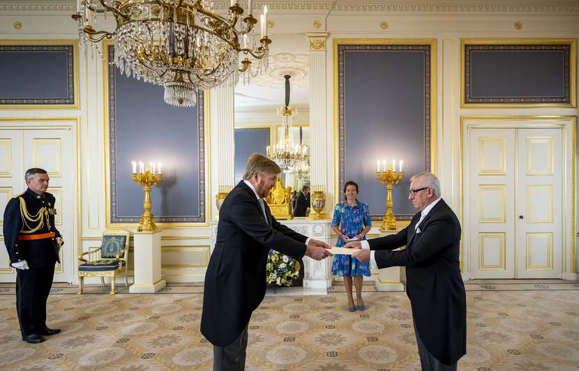 Koning Willem-Alexander ontvangt de geloofsbrieven van de ambassadeur van de Republiek Slovenië, Z.E. Jožef Drofenik.
