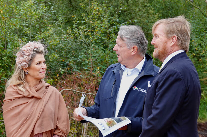 Koning Willem-Alexander en Koningin Máxima krijgen tijdens een wandeling een toelichting op Natura 2000-natuurgebied De Deurnsche Peel