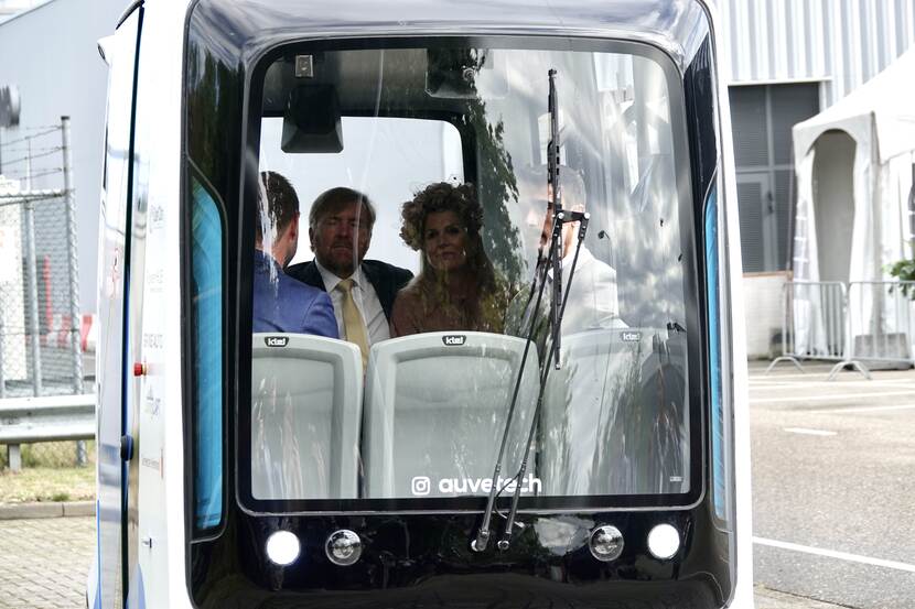 Koning Willem-Alexander en Koningin Máxima maken een ritje in een zelfrijdende shuttle op de Automotive Campus
