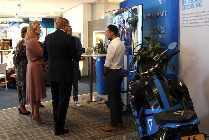Koning Willem-Alexander en Koningin Máxima in gesprek over innovatie en mobiliteit op de Automotive Campus in Helmond