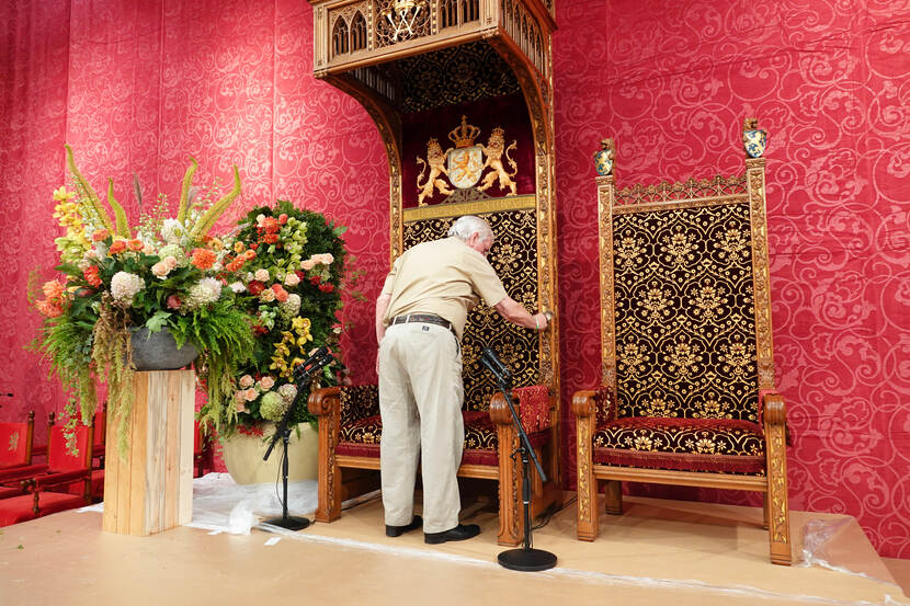 In voorbereiding op Prinsjesdag wordt in de Koninklijke Schouwburg de troon gereedgemaakt