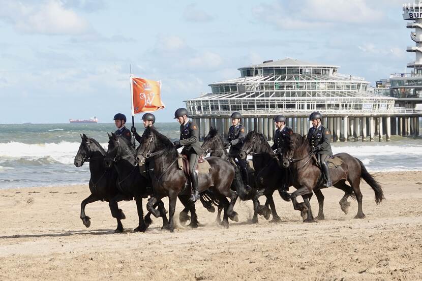 De Cavalerie Ere-escorte van Defensie, de Nationale Politie en het Koninklijk Staldepartement oefenen op het Scheveningse strand voor Prinsjesdag