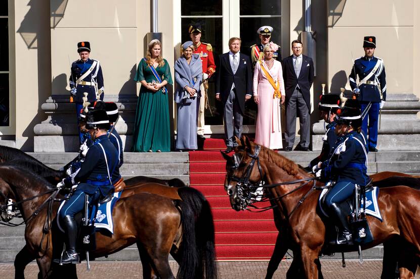 De Cavalerie Ere-escorte brengt bij Paleis Noordeinde een eresaluut aan Koning Willem-Alexander
