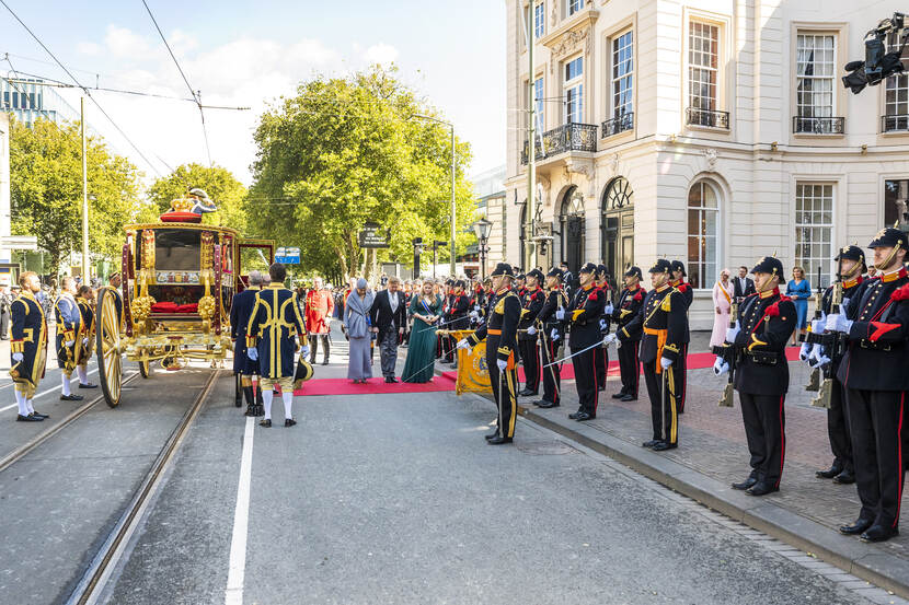 Koning Willem-Alexander, Koningin Máxima en de Prinses van Oranje groeten het vaandel van het Korps Mariniers