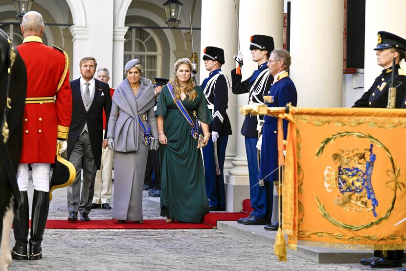 Koning Willem-Alexander, Koningin Máxima en de Prinses van Oranje voor vertrek naar de Koninklijke Schouwburg