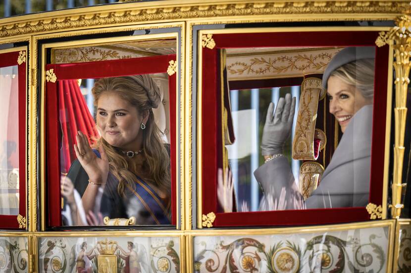De Prinses van Oranje en Koningin Máxima in de Glazen Koets tijdens Prinsjesdag 2022