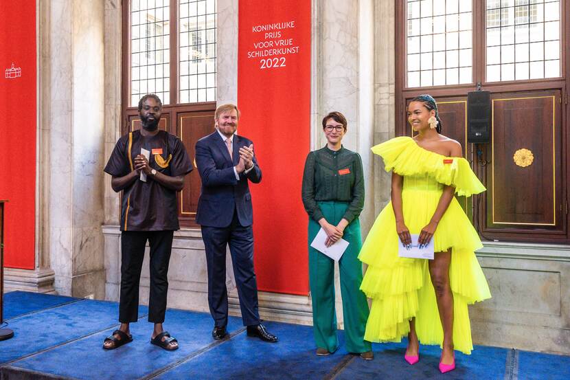 Koning Willem-Alexander reikt de Koninklijke Prijs voor Vrije Schilderkunst 2022 uit aan Kenneth Aidoo, Eva Spierenburg en Iriée Zamblé