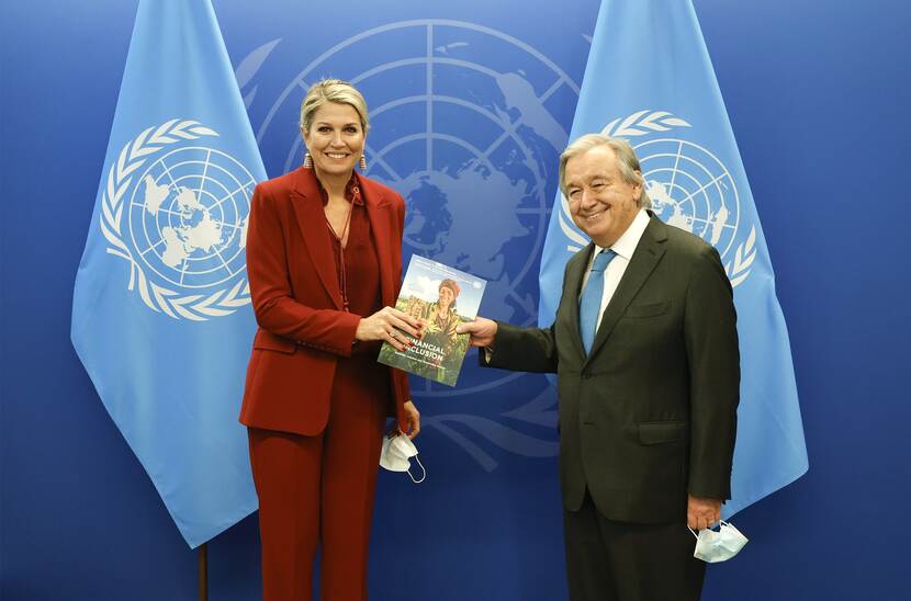 Koningin Máxima overhandigt secretaris-generaal António Guterres het jaarverslag van haar VN-werkzaamheden