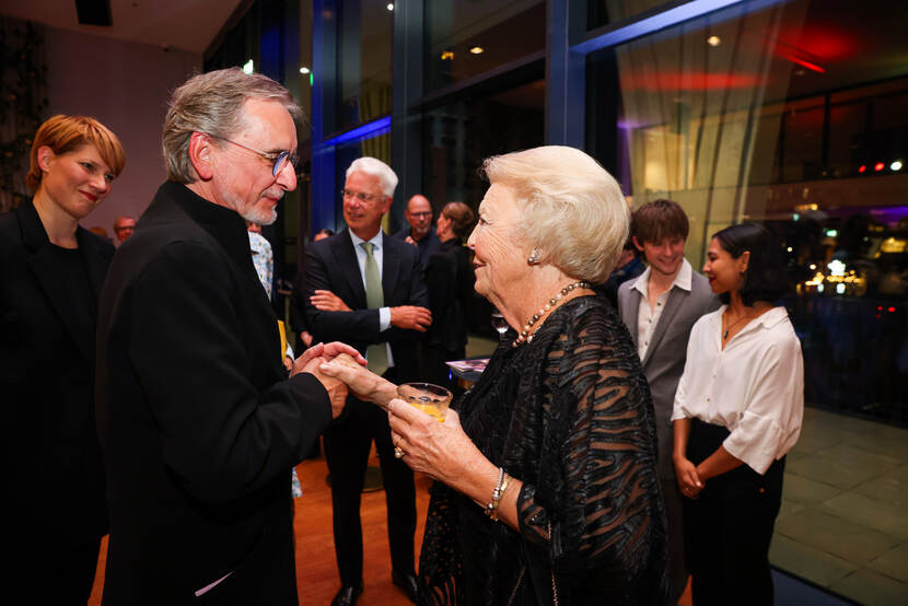 Prinses Beatrix spreekt met choreograaf Jiří Kylián tijdens de première van Celebrating an evening with Jiří Kylián! in Amare