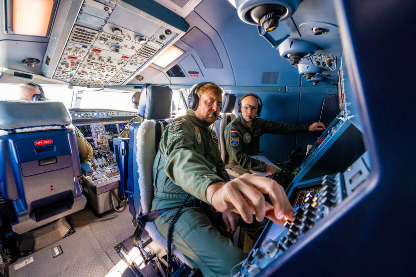 Koning Willem-Alexander vliegt mee met een MRTT-tankvliegtuig tijdens een oefening boven de Waddenzee