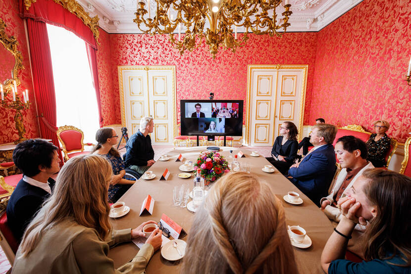 Koning Willem-Alexander ontvangt betrokkenen en samenwerkingspartners van Stichting JongPIT op Paleis Noordeinde