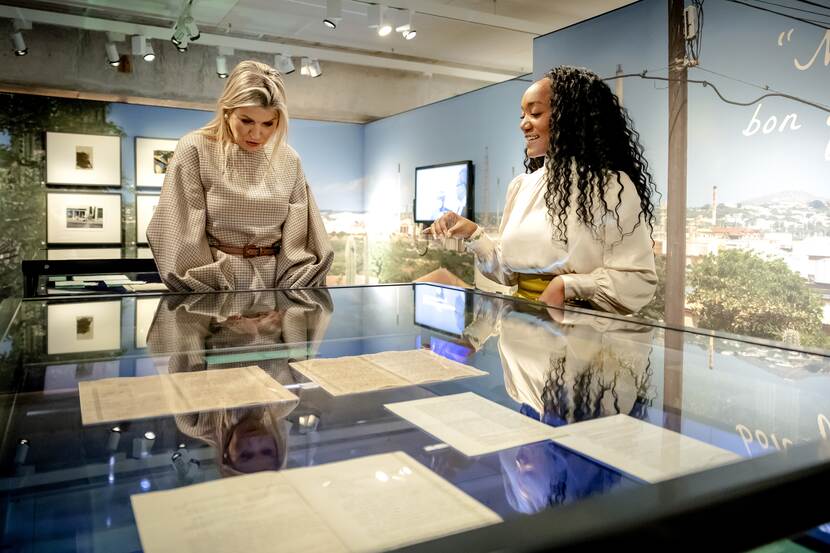 Koningin Máxima bezoekt de tentoonstelling Kòrsou – Curaçao. Stemmen van toen, mensen van nu