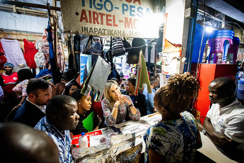 Koningin Máxima (UNSGSA) brengt een bezoek aan de Makumbusho markt in Tanzania