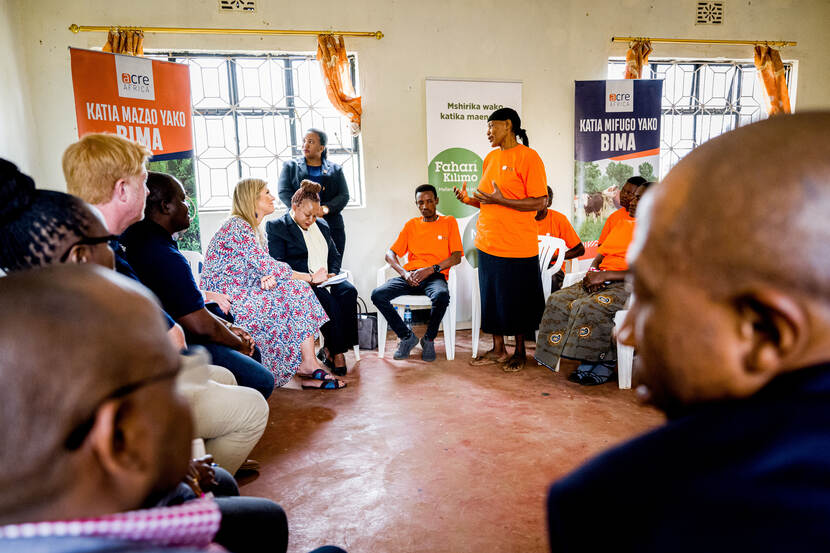 Koningin Máxima (UNSGSA) spreekt in Tanzania lokale boeren over hoe zij door verzekeringen van ACRE Africa meer bestaanszekerheid hebben gekregen.
