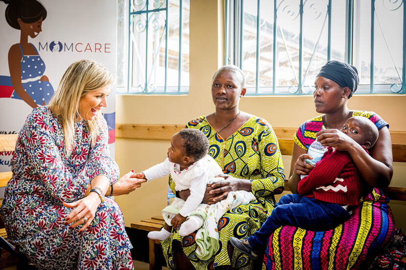 Koningin Máxima (UNSGSA) spreekt moeders in Tanzania over het project MomCare van PharmAccess