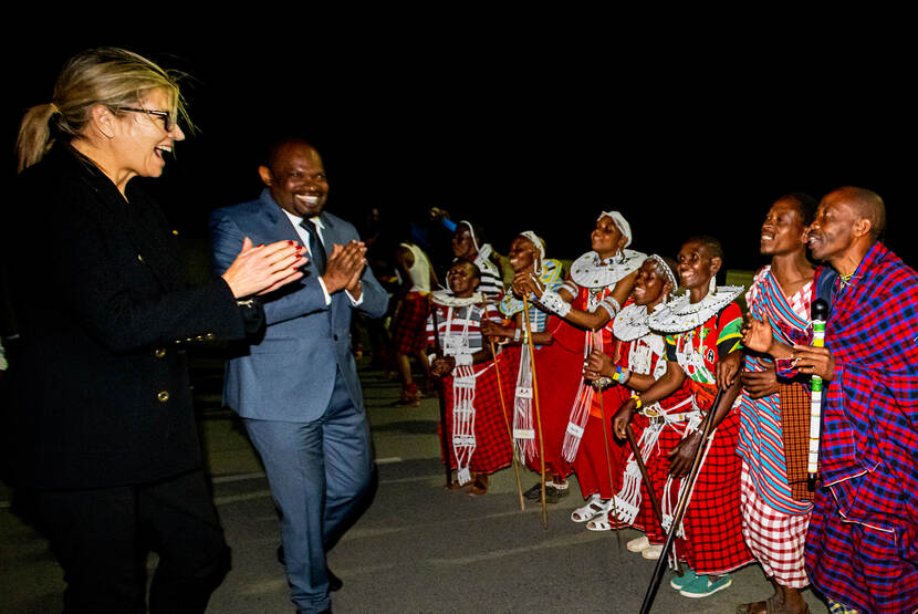 Koningin Máxima wordt verwelkomd door traditionele Masai dansers bij het begin van een tweedaags bezoek aan Tanzania