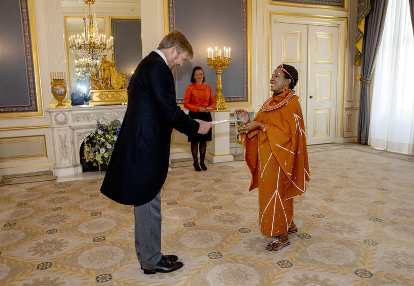 De ambassadeur van de Verenigde Republiek Tanzania, H.E. Caroline Kitana Chipeta, overhandigt haar geloofsbrieven aan de Koning.