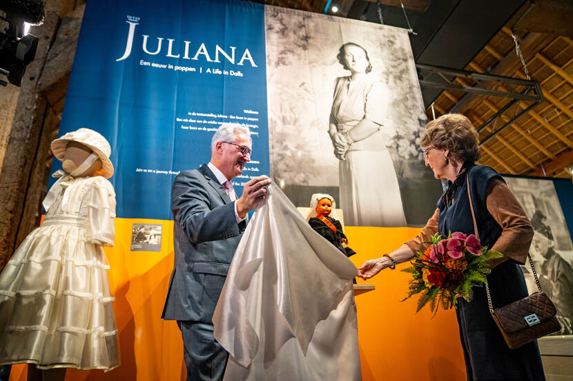Prinses Margriet opent in Museum Hoeksche Waard de tentoonstelling Juliana, Een eeuw in poppen