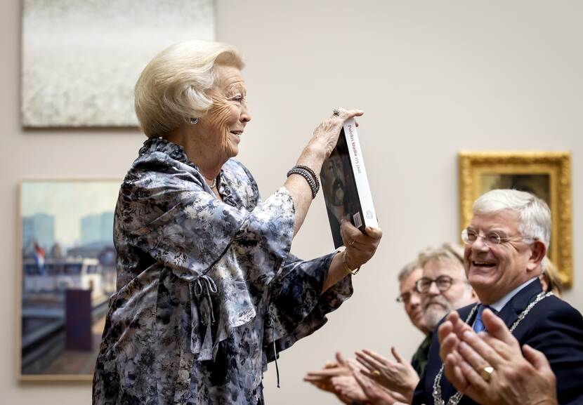 Prinses Beatrix neemt eerste exemplaar jubileumboek Pulchri Studio 175 jaar in ontvangst