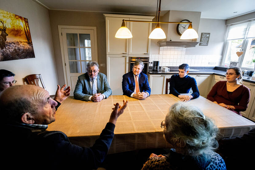 Koning Willem-Alexander gaat met drie generaties van een familiebedrijf in de melkvee- en kalverhouderij in Terschuur in gesprek
