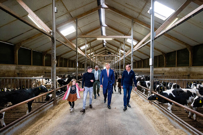 Koning Willem-Alexander krijgt een rondleiding tijdens zijn bezoek aan een melkvee- en kalverhouderij in Terschuur in Gelderland