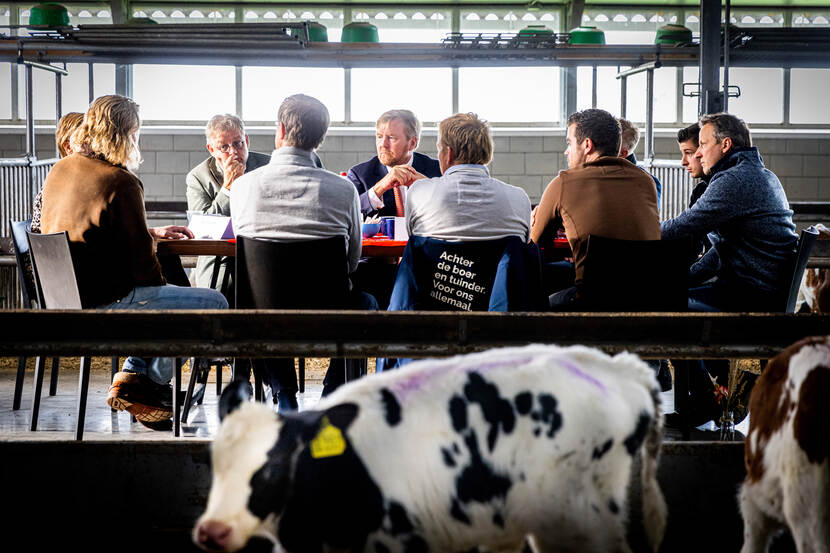 Koning Willem-Alexander spreekt met vertegenwoordigers van verschillende landbouworganisaties tijdens een werkbezoek aan Terschuur in Gelderland