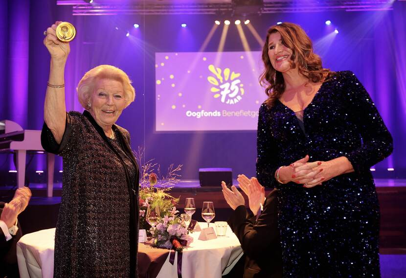 Prinses Beatrix is bij het gala in Flint Theater in Amersfoort ter gelegenheid van het 75-jarig bestaan van het Oogfonds