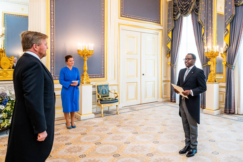 De ambassadeur van de Democratische Republiek Congo, Z.E. Christian Ndongala Nkuku, overhandigt zijn geloofsbrieven aan de Koning.
