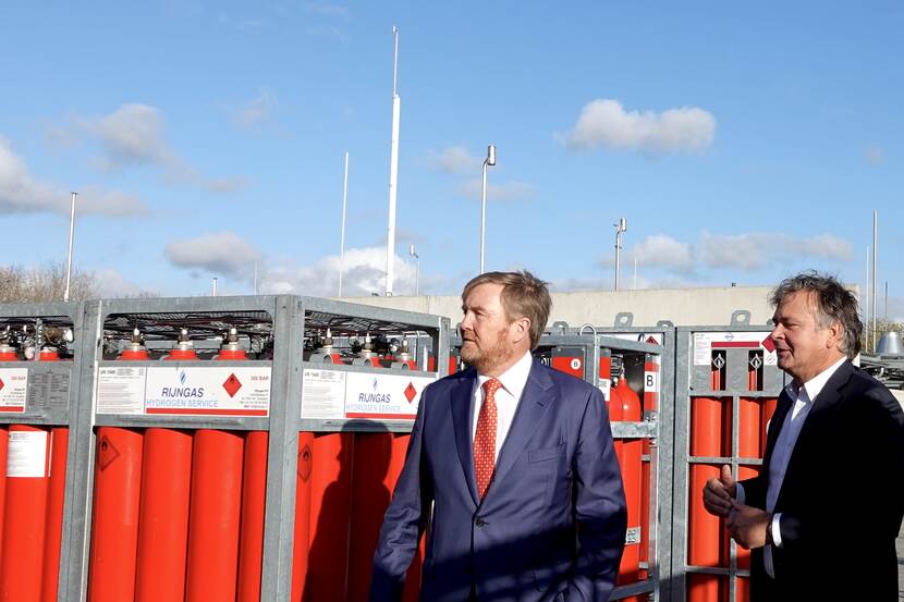 Koning Willem-Alexander brengt een werkbezoek aan het waterstofcluster op Industriepark Kleefse Waard in Arnhem