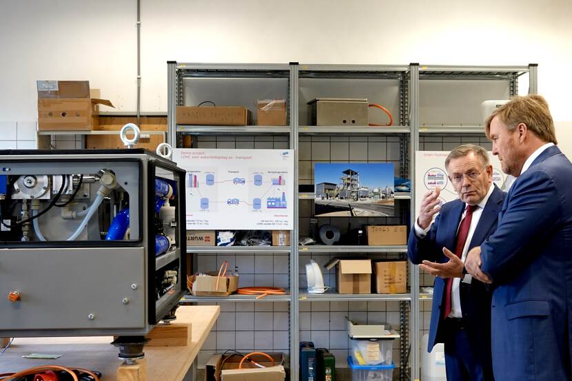 Koning Willem-Alexander bezoekt mobiele brandstofcelsysteemproducent Hymove tijdens een werkbezoek aan het waterstofcluster op Industriepark Kleefse Waard in Arnhem