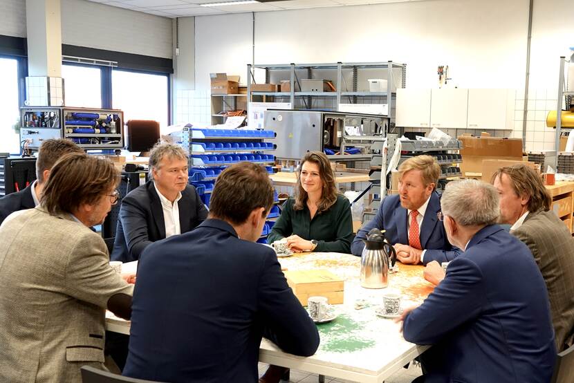 Koning Willem-Alexander bezoekt mobiele brandstofcelsysteemproducent Hymove tijdens een werkbezoek aan het waterstofcluster op Industriepark Kleefse Waard.