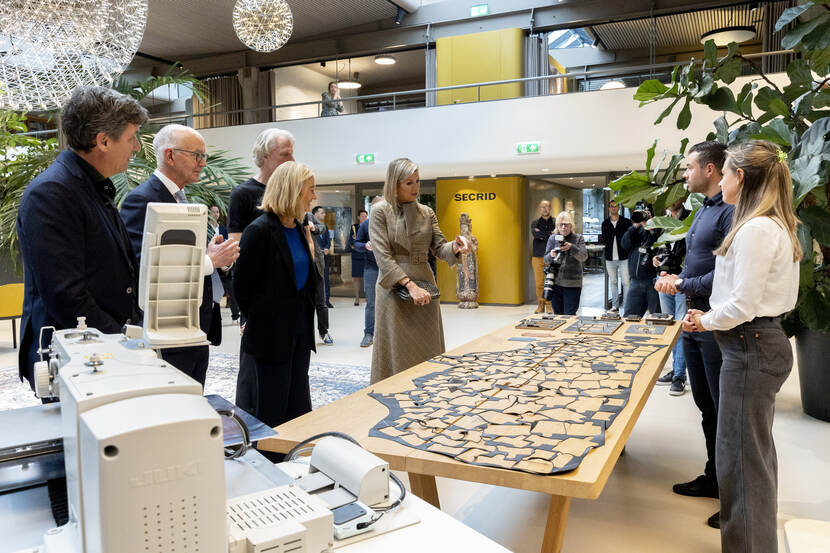 Koningin Máxima bezoekt familiebedrijf Secrid in Den Haag