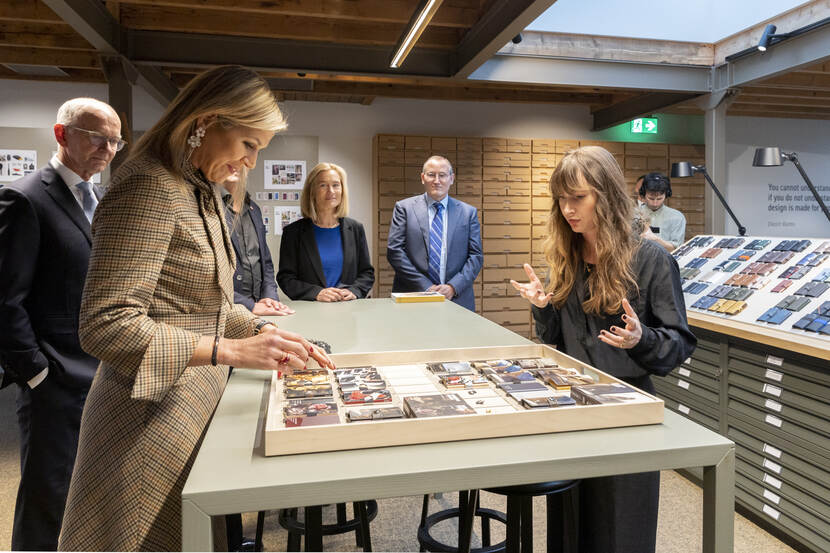 Koningin Máxima bezoekt familiebedrijf Secrid in Den Haag