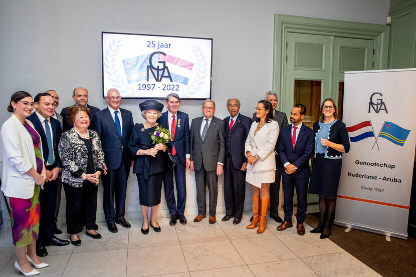 Prinses Beatrix woont de viering bij van het 25-jarig bestaan van het Genootschap Nederland-Aruba