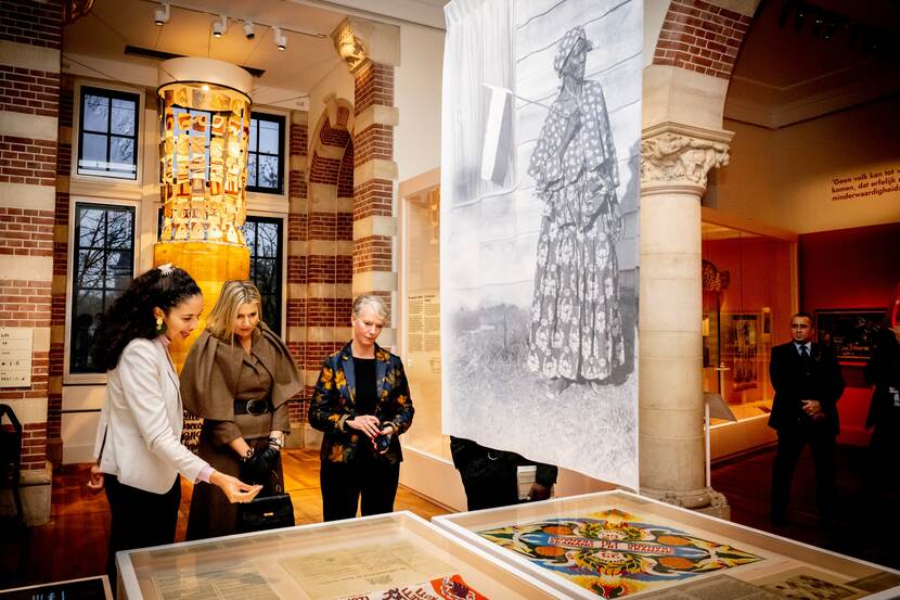 Koningin Máxima brengt een werkbezoek aan de tentoonstelling Onze koloniale erfenis in het Tropenmuseum in Amsterdam